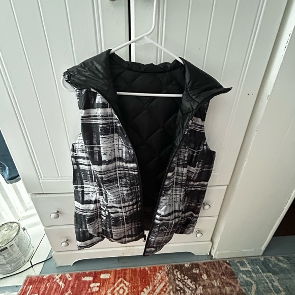 NWOT GERRY DOWN Black and Gray Hooded Puffer Vest, REVERSIBLE w/Pockets in & out - Picture 7 of 16